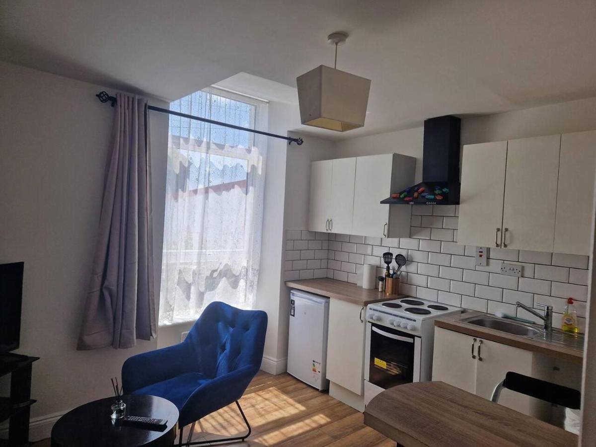 Beautiful 1-Bed Apartment In Корк Экстерьер фото