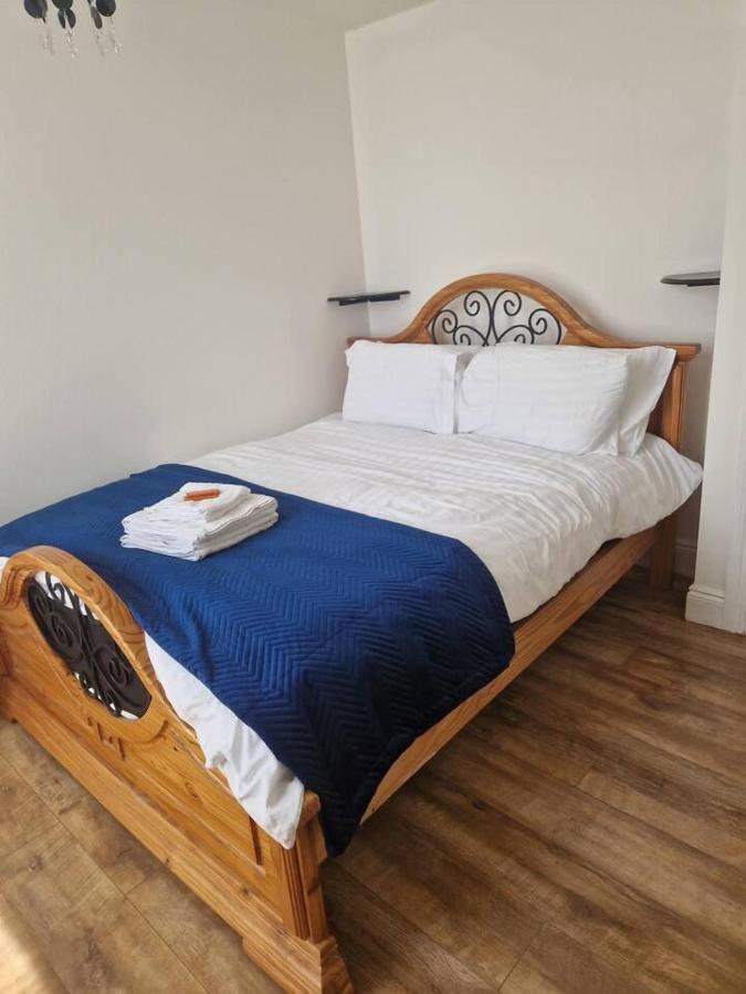 Beautiful 1-Bed Apartment In Корк Экстерьер фото