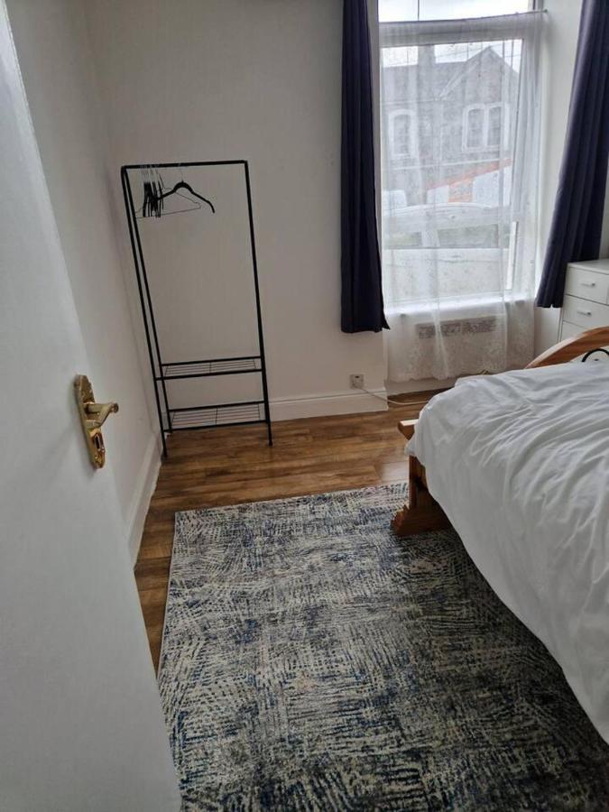 Beautiful 1-Bed Apartment In Корк Экстерьер фото