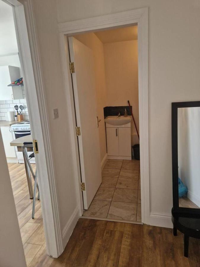 Beautiful 1-Bed Apartment In Корк Экстерьер фото