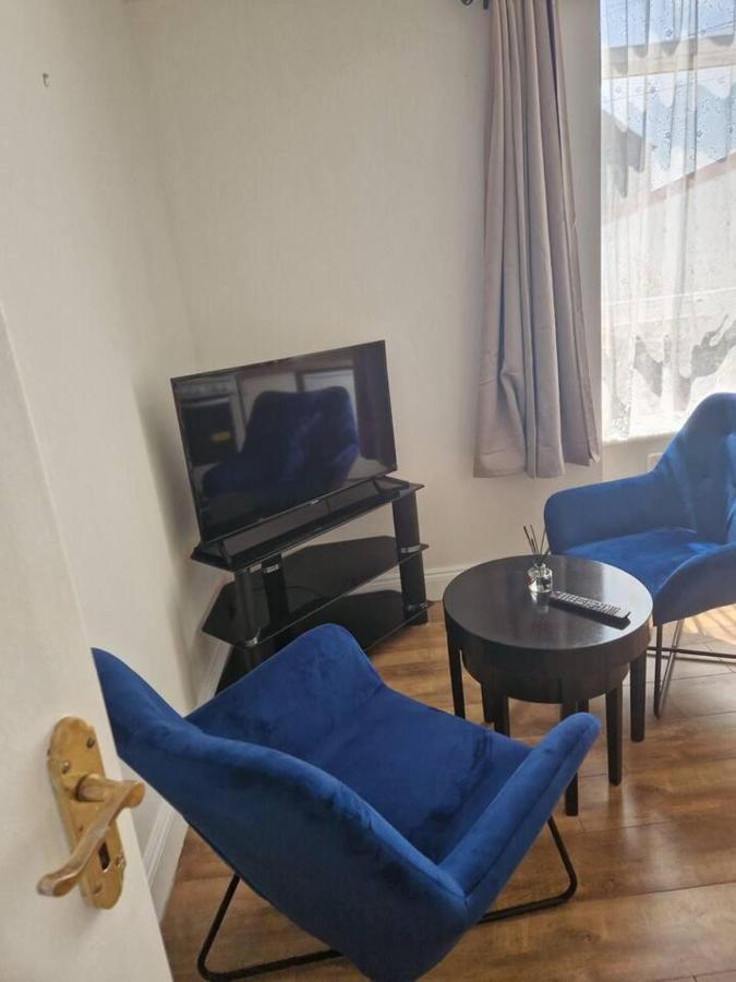 Beautiful 1-Bed Apartment In Корк Экстерьер фото